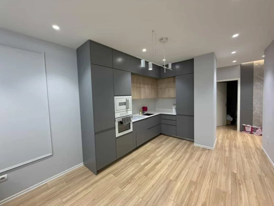 Tirane, jepet me qera 2+1 Kati 5, 100 m² 750 € 