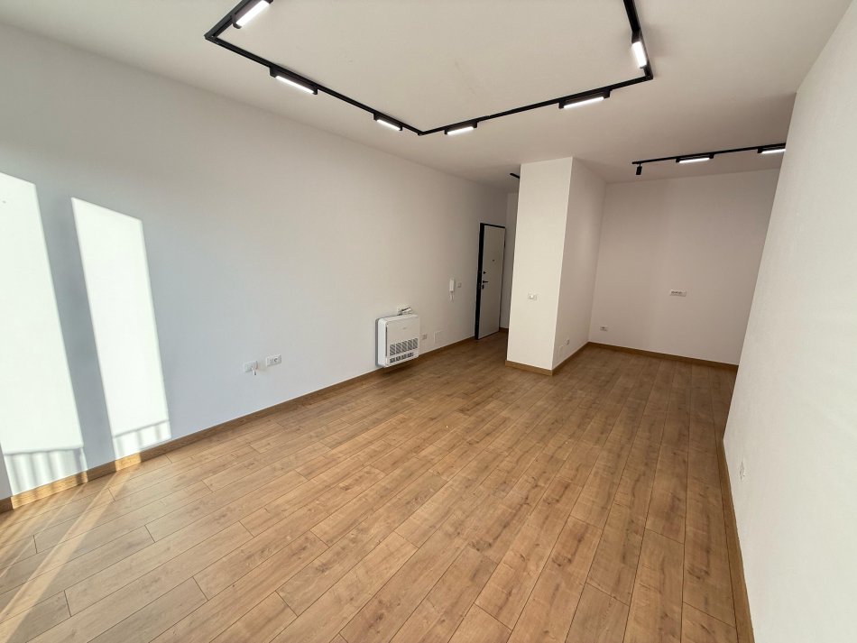 Tirane, jepet me qera apartament 2+1 Kati 2, 90 m² 600 € (stacioni i trenit)