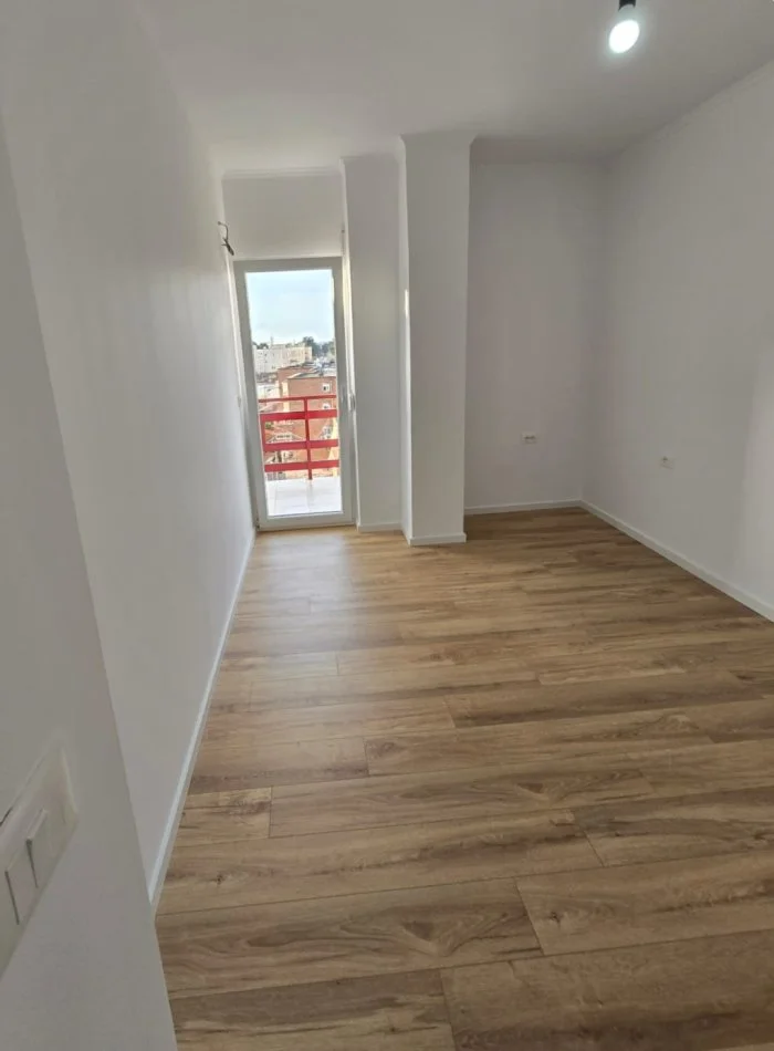 Jepet Shtepi  per shitje,    ne Pallat i Ri 2+1 11854