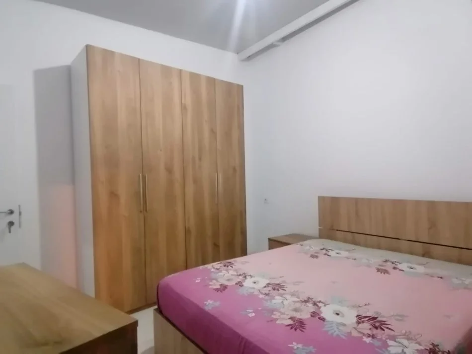 Tirane, jepet me qera shtepi 1+1+Aneks+Ballkon Kati 1, 70 m² 300 € (Pjetër Budi)
