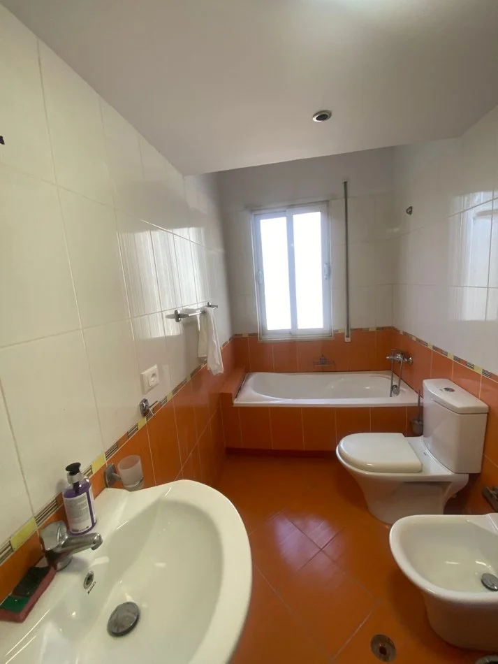 Tirane, jepet me qera apartament 2+1+Ballkon Kati 2, 80 m² 600 € (Fillim i Rruges Peti Kopshti Zoologjik)