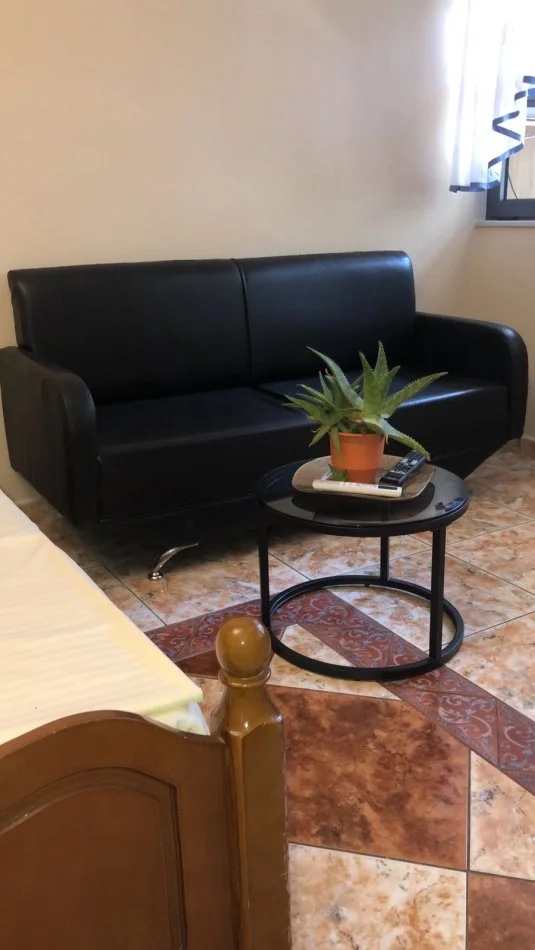 Tirane, jepet me qera apartament 1+1 Kati 1, 360 € 