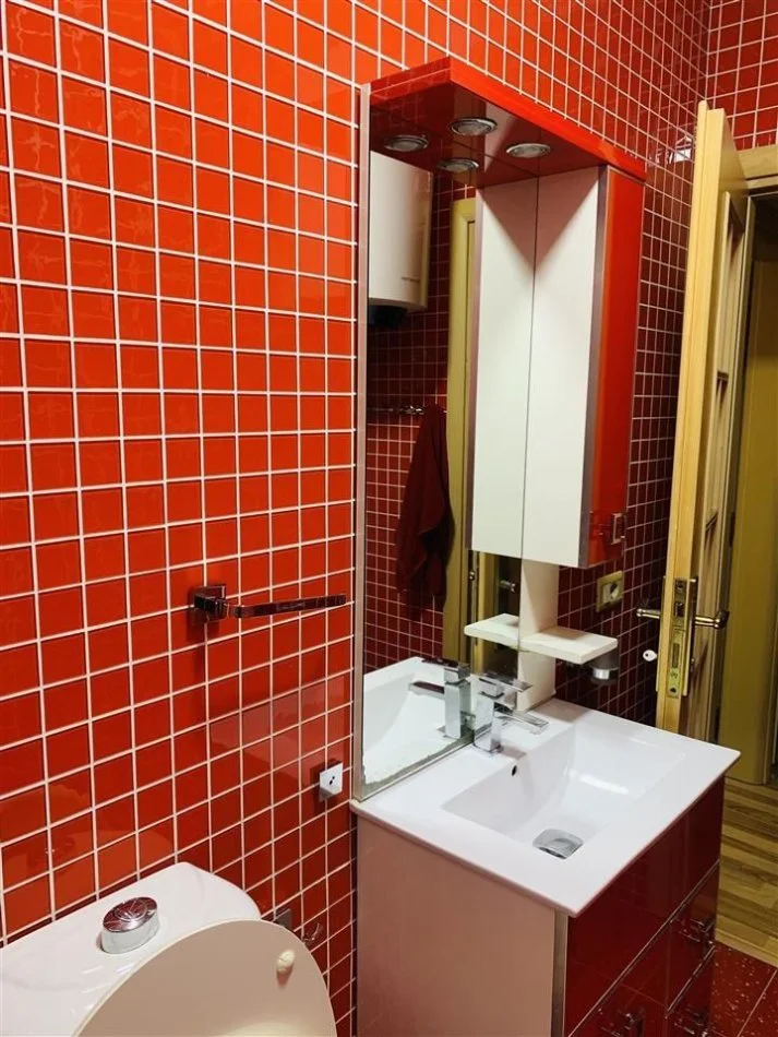 Tirane, jepet me qera apartament 2+1+Ballkon Kati 3, 60 m² 650 € (Rruges Fortuzi)