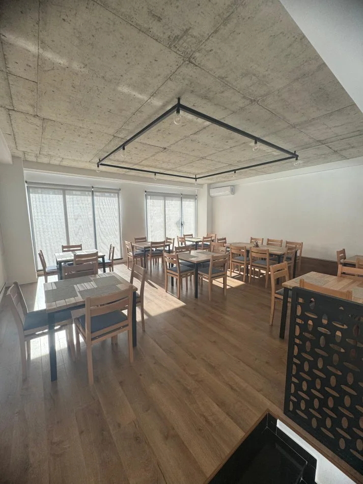 Tirane, jepet me qera ambjent biznesi Kati 0, 80 m² 1.500 € (Oxhaku)