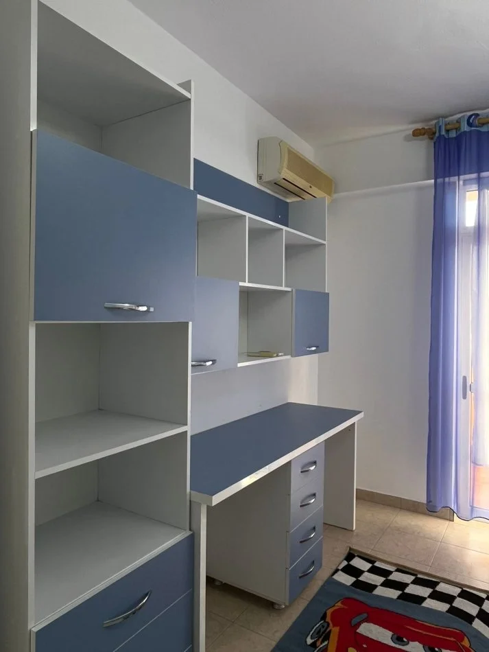 Tirane, jepet me qera apartament 2+1 , 650 € (vasil shanto)