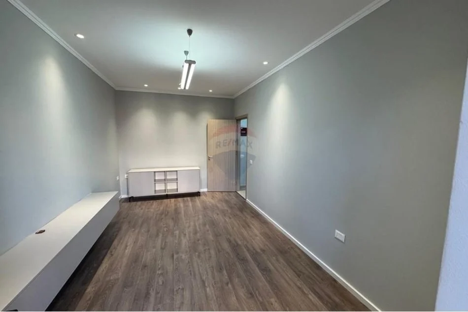 Tirane, jepet me qera zyre Kati 2, 55 m² 800 € (Bllok)