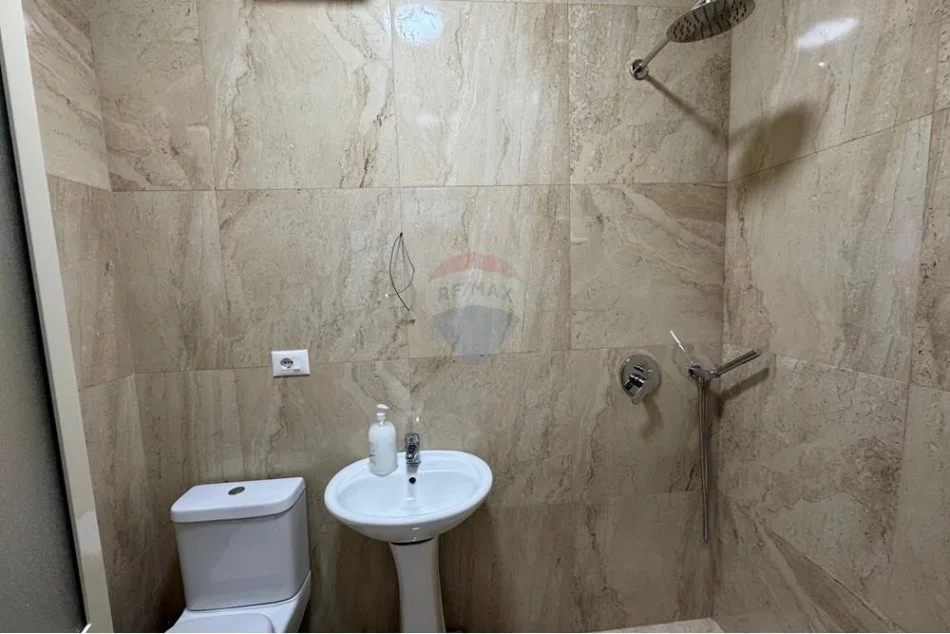 Tirane, jepet me qera zyre Kati 2, 55 m² 800 € (Bllok)