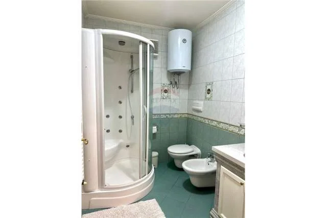 Tirane, jepet me qera apartament 2+1 90 m² 1.700 Euro (Stadiumi Air Albania)