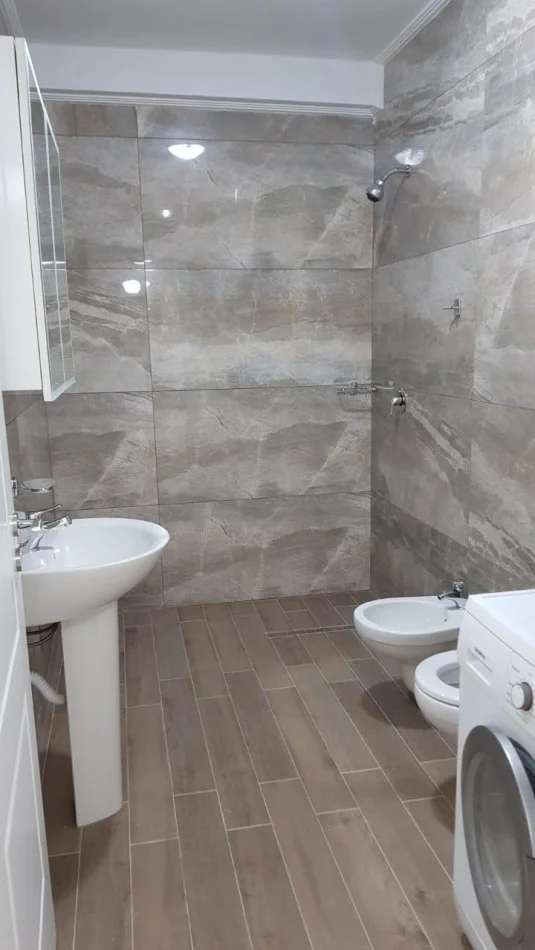 Tirane, jepet me qera apartament 2+1 Kati 5, 105 m² 650 € (5 maji)