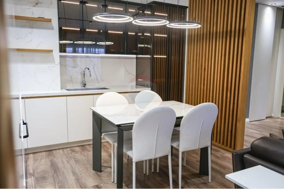 Tirane, jepet me qera apartament 2+1+Aneks+Ballkon Kati 5, 123 m² 1.500 € (Qender)