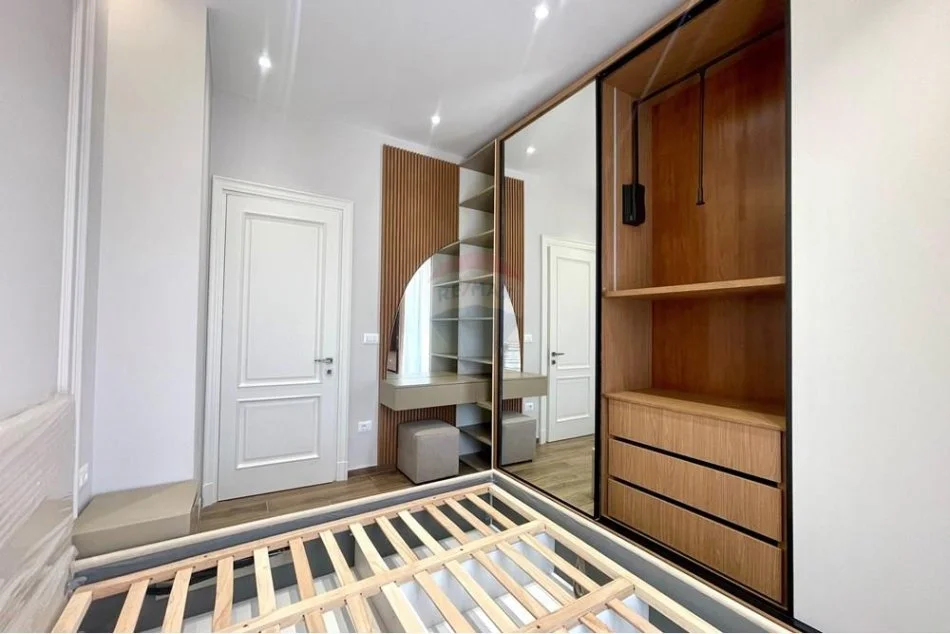 Tirane, jepet me qera apartament 2+1+Aneks+Ballkon Kati 8, 96 m² 1.300 € (Kompleksi Delijorgji)