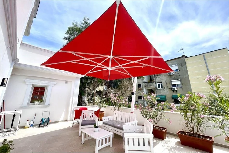 Tirane, jepet me qera apartament 1+1+Aneks+Ballkon Kati 2, 85 m² 800 € (Rruga e Duresit)