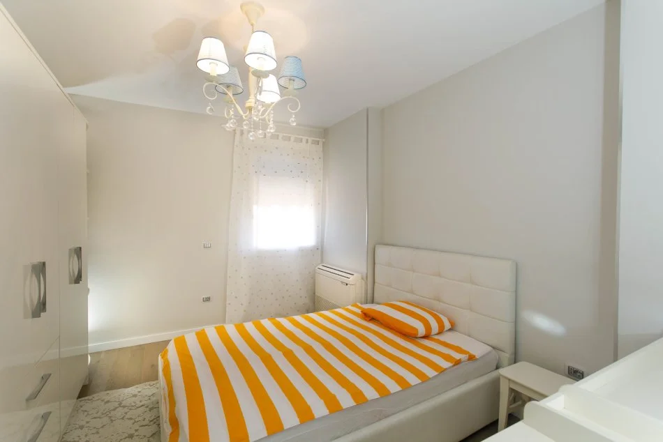 Tirane, jepet me qera apartament 3+1+Aneks+Ballkon Kati 5, 160 m² 1.500 € (stadiumi dinamo)
