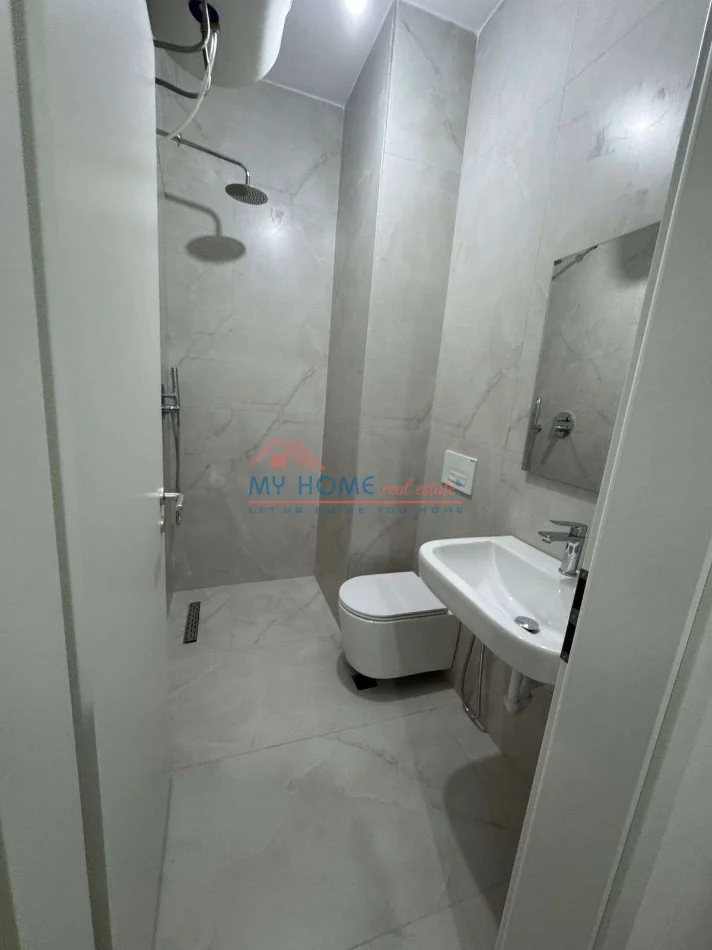 Tirane, jepet me qera apartament 1+1+Ballkon Kati 1, 45 m² 450 € (Ali Demi)