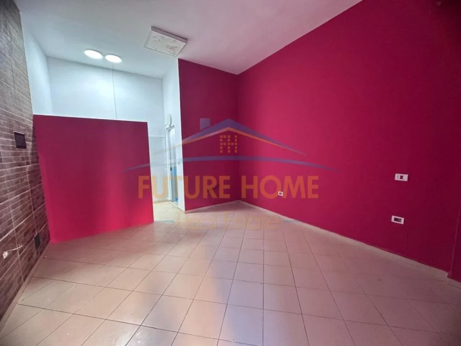 Tirane, jepet me qera ambjent biznesi Kati 0, 26 m² 250 € (Ali Dem)