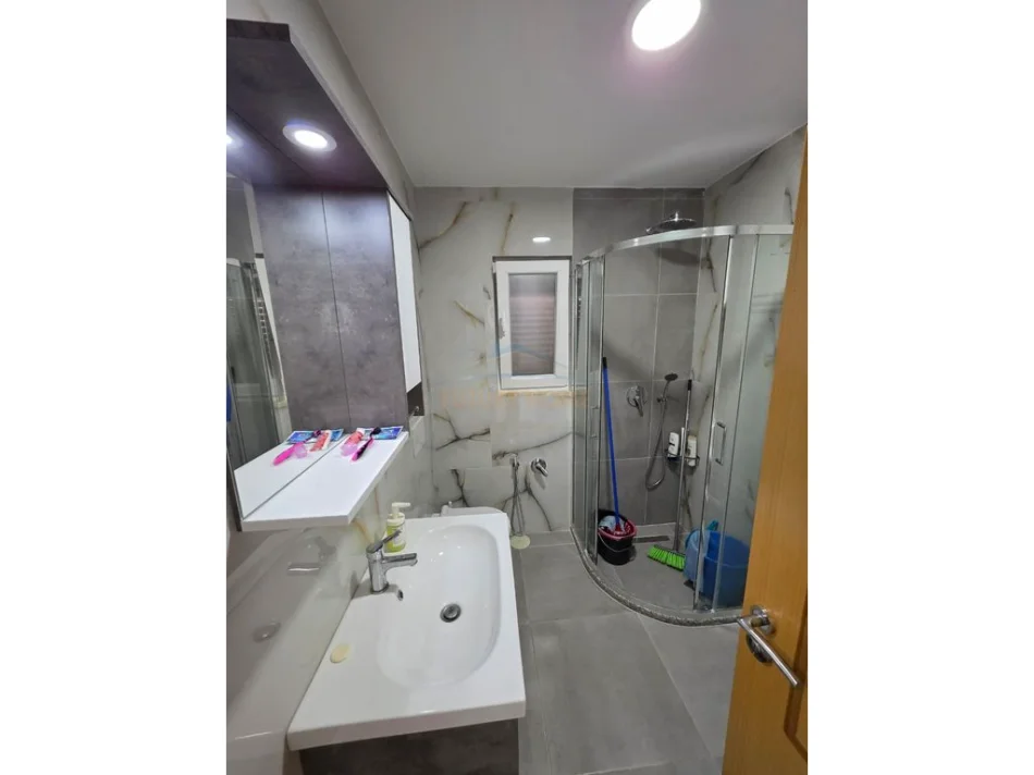 Tirane, jepet me qera apartament 2+1 Kati 2, 100 m² 600 € (ALIDEMI)