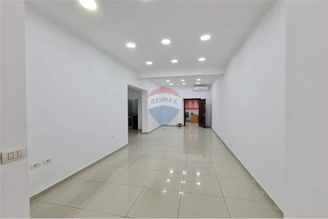 Tirane, jepet me qera dyqan Kati 0, 90 m² 1.000 Euro (Barrikadat)