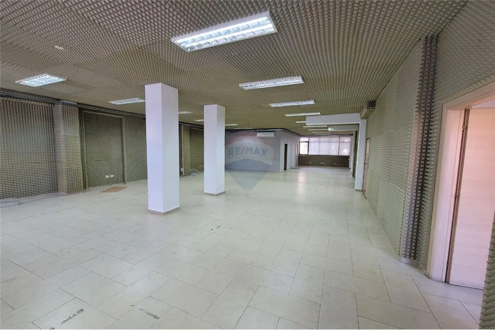 Ambjent zyrash per qira prane Ambasades Amerikane!