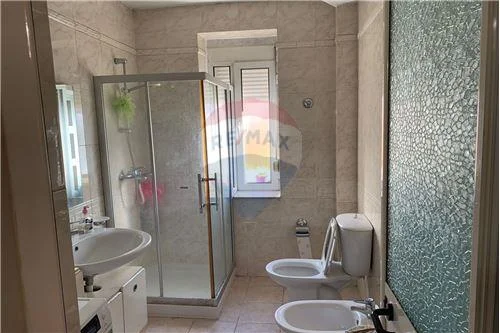 Jepet apartament 2+1 me qira te Rruga e Kavajes