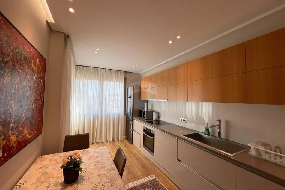 Tirane, jepet me qera apartament 2+1+Ballkon Kati 5, 115 m² 1.200 € (Rruga e Elbasanit, Ambasada Amerikane)