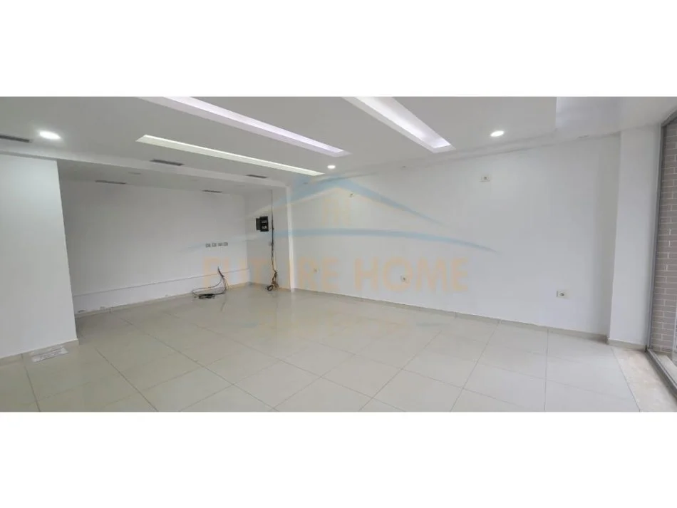 Korce, jepet me qera ambjent biznesi Kati 0, 44 m² 200 € (Lagjia 15, Korçë)