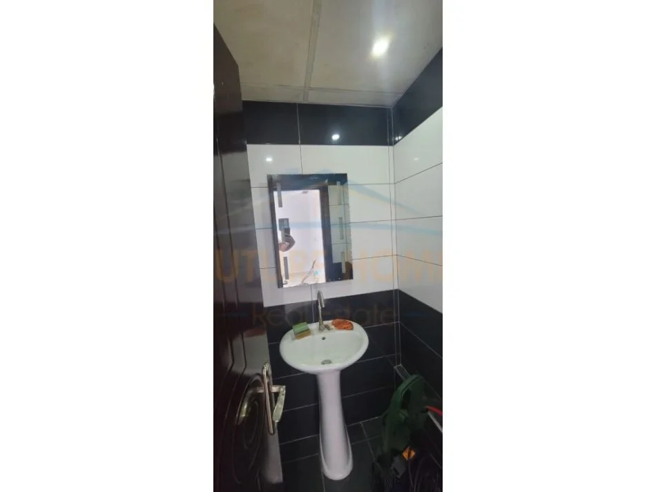 Korce, jepet me qera ambjent biznesi Kati 0, 44 m² 200 € (Lagjia 15, Korçë)