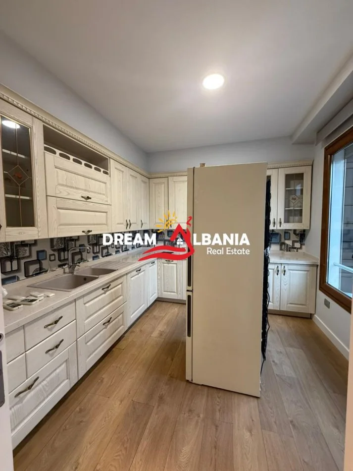 Tirane, jepet me qera zyre , 200 m² 3.000 € (Rruga e Kavajes)