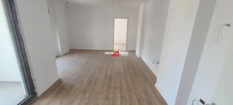 Tirane, jepet me qera ambjent biznesi Kati 8, 96 m² 800 € (tek Komuna e Parisit, prane Rrethrrotullimit)