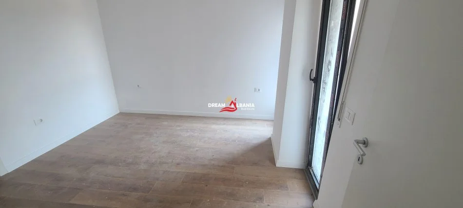 Tirane, jepet me qera ambjent biznesi Kati 8, 96 m² 800 € (tek Komuna e Parisit, prane Rrethrrotullimit)