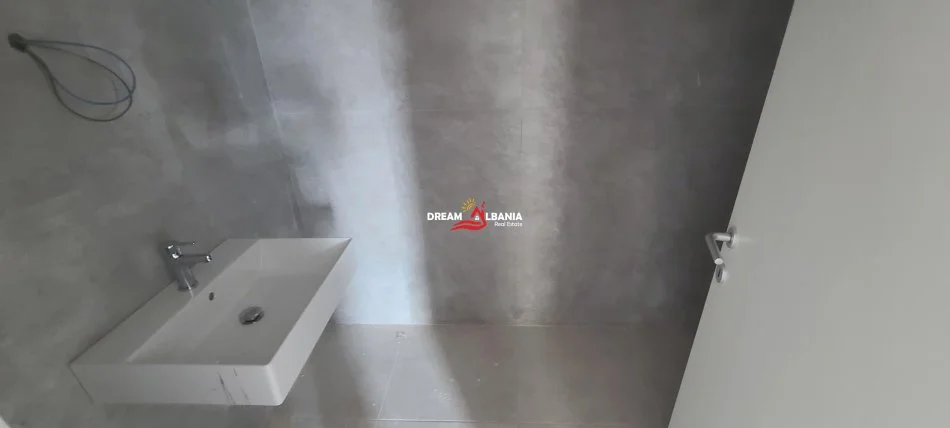 Tirane, jepet me qera ambjent biznesi Kati 8, 96 m² 800 € (tek Komuna e Parisit, prane Rrethrrotullimit)