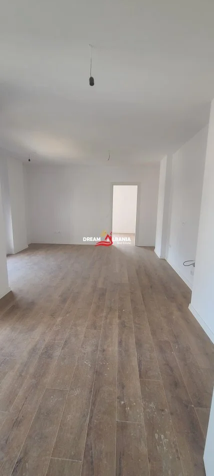 Tirane, jepet me qera ambjent biznesi Kati 8, 96 m² 800 € (tek Komuna e Parisit, prane Rrethrrotullimit)