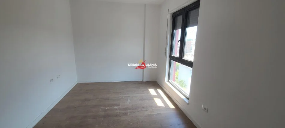 Tirane, jepet me qera ambjent biznesi Kati 8, 96 m² 800 € (tek Komuna e Parisit, prane Rrethrrotullimit)