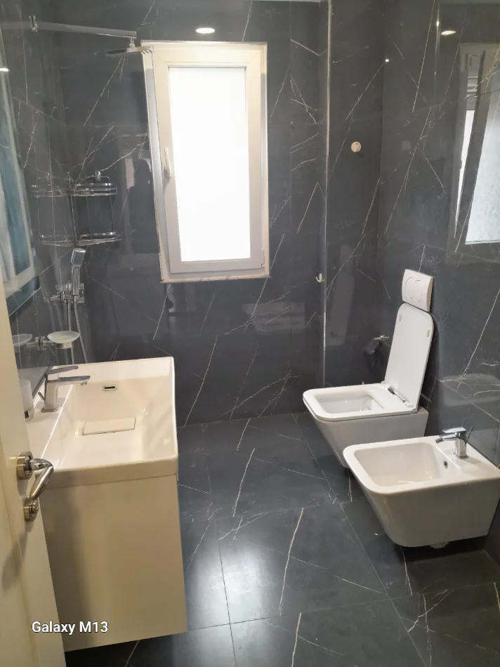 Tirane, jepet me qera ambjent biznesi Kati 2, 700 m² 700 € (Rruga Mine Peza, Prane Kafe Flora)