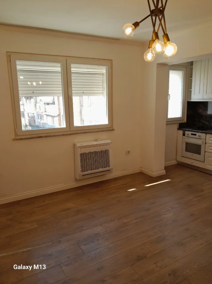 Tirane, jepet me qera ambjent biznesi Kati 2, 700 m² 700 € (Rruga Mine Peza, Prane Kafe Flora)