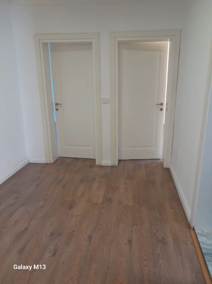 Tirane, jepet me qera ambjent biznesi Kati 2, 700 m² 700 € (Rruga Mine Peza, Prane Kafe Flora)