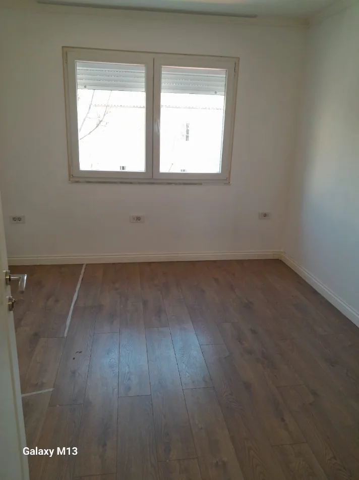 Tirane, jepet me qera ambjent biznesi Kati 2, 700 m² 700 € (Rruga Mine Peza, Prane Kafe Flora)