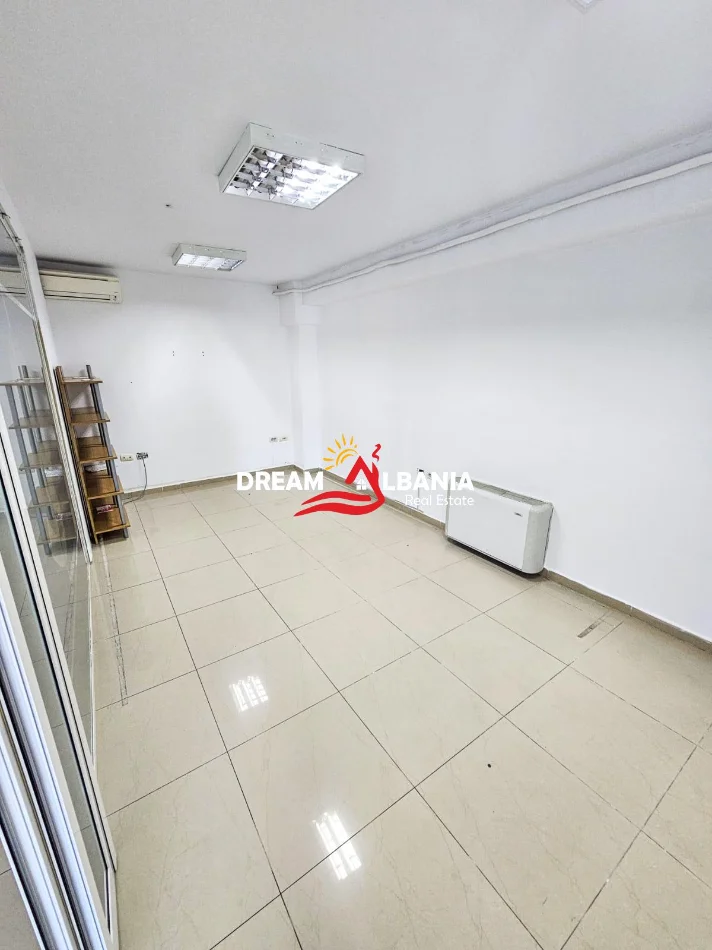 Tirane, jepet me qera ambjent biznesi Kati 2, 300 m² 2.500 € (Selvia)