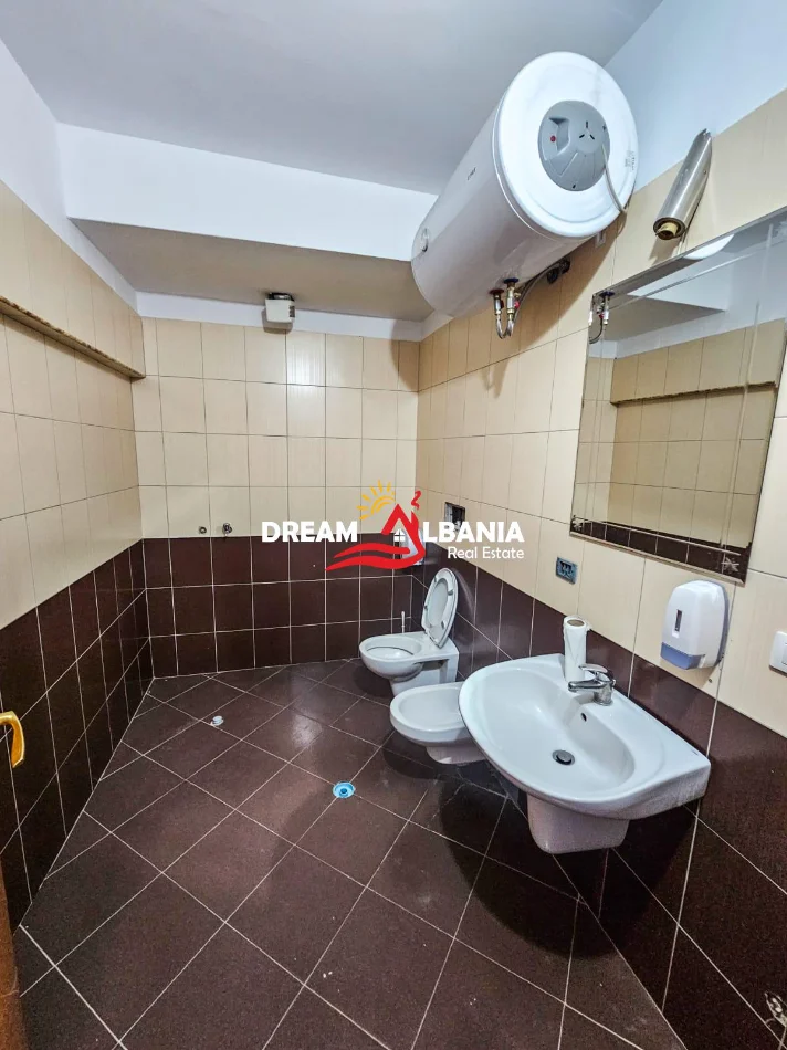 Tirane, jepet me qera ambjent biznesi Kati 2, 300 m² 2.500 € (Selvia)