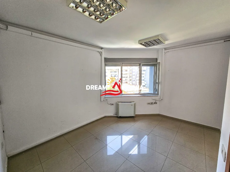 Tirane, jepet me qera ambjent biznesi Kati 2, 300 m² 2.500 € (Selvia)