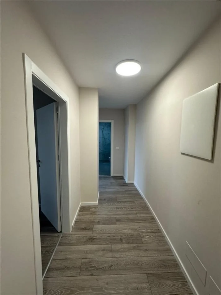 Tirane, jepet me qera ambjent biznesi Kati 3, 121 m² 1.200 € (Lake View Residence)