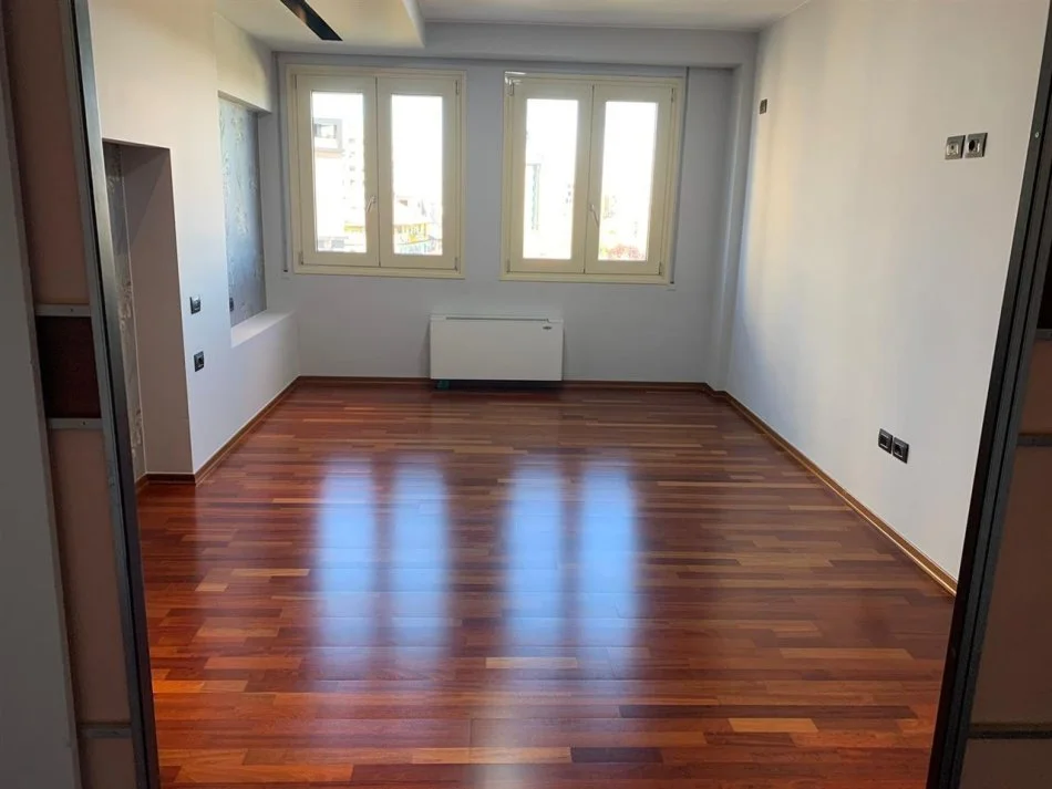 Tirane, jepet me qera ambjent biznesi Kati 3, 170 m² 1.400 € (Sheshi Wilson)