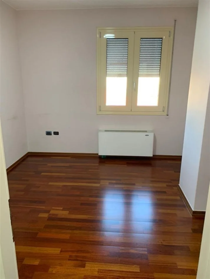 Tirane, jepet me qera ambjent biznesi Kati 3, 170 m² 1.400 € (Sheshi Wilson)