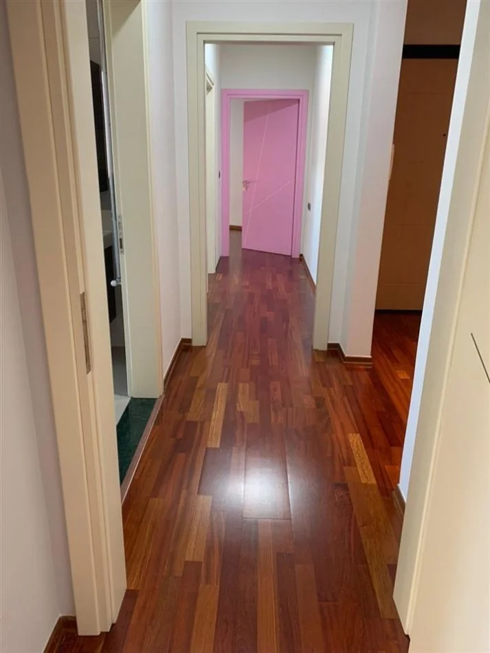 Tirane, jepet me qera ambjent biznesi Kati 3, 170 m² 1.400 € (Sheshi Wilson)