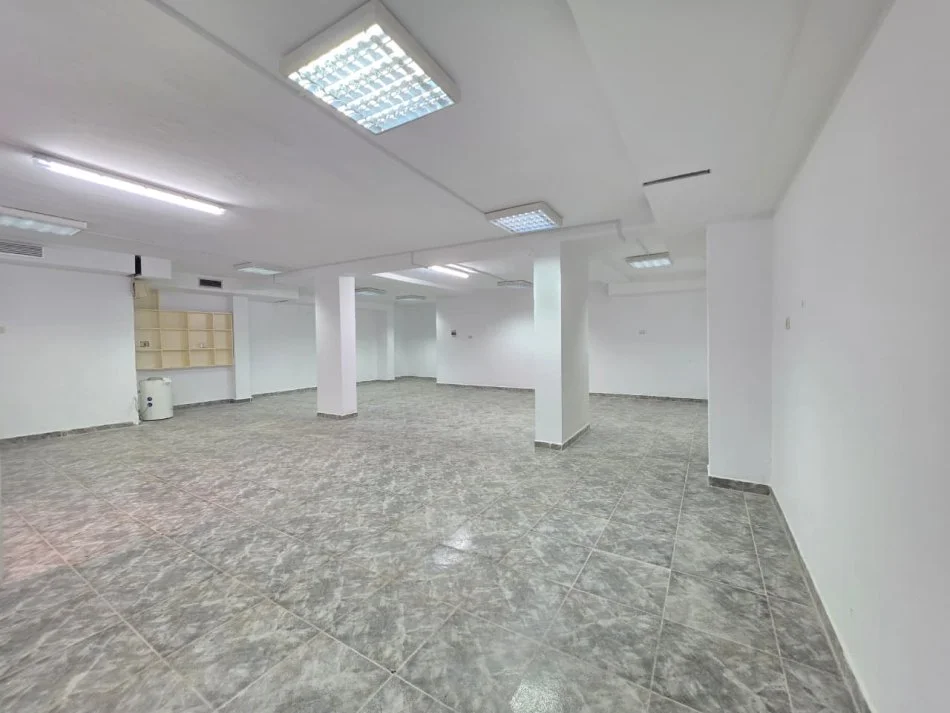 Me Qera : Ambient Biznesi Sip.110m² Buze Rruges Kryesore📍Blloku i Vilave ne Selite - Komuna e Parisit | 800€/Muaj