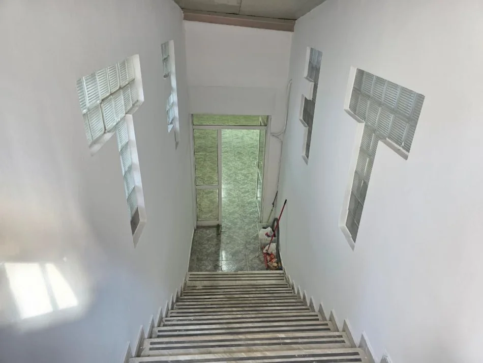 Me Qera : Ambient Biznesi Sip.110m² Buze Rruges Kryesore📍Blloku i Vilave ne Selite - Komuna e Parisit | 800€/Muaj