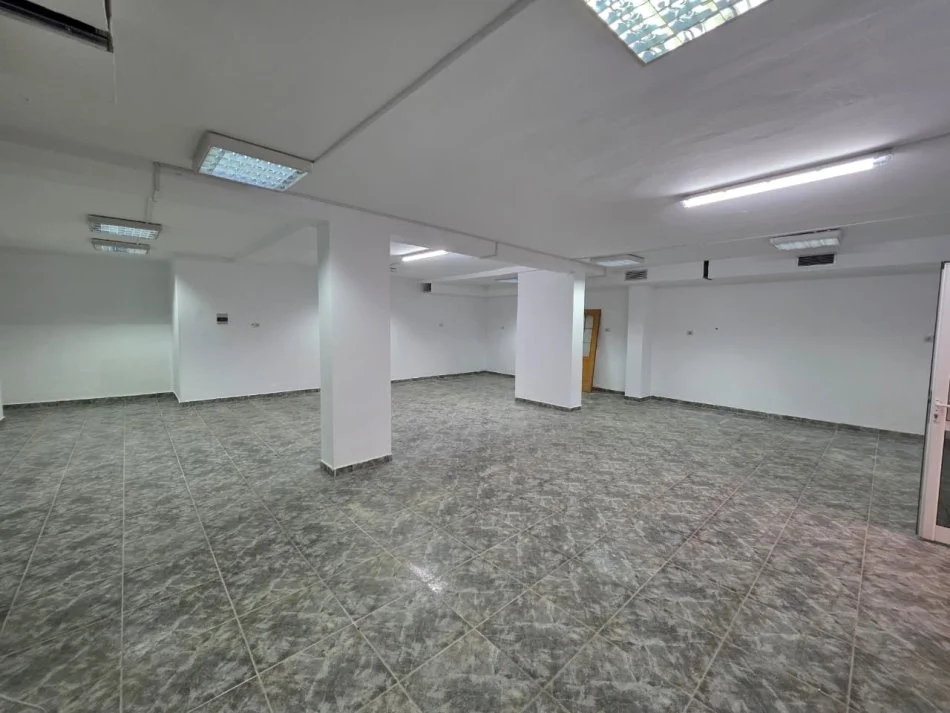 Me Qera : Ambient Biznesi Sip.110m² Buze Rruges Kryesore📍Blloku i Vilave ne Selite - Komuna e Parisit | 800€/Muaj