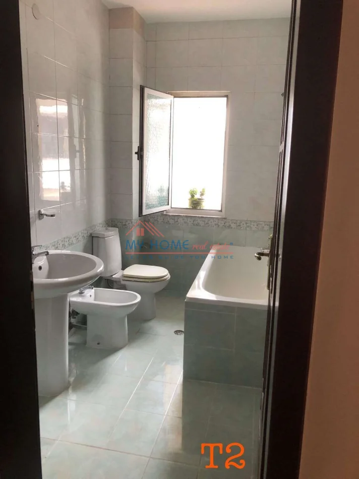 Tirane, jepet me qera zyre Kati 4, 177 m² 1.800 € (Sheshi Willson)