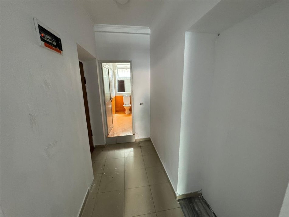 Tirane, jepet me qera ambjent biznesi Kati 0, 32 m² 600 € (Rruga e Durresit)