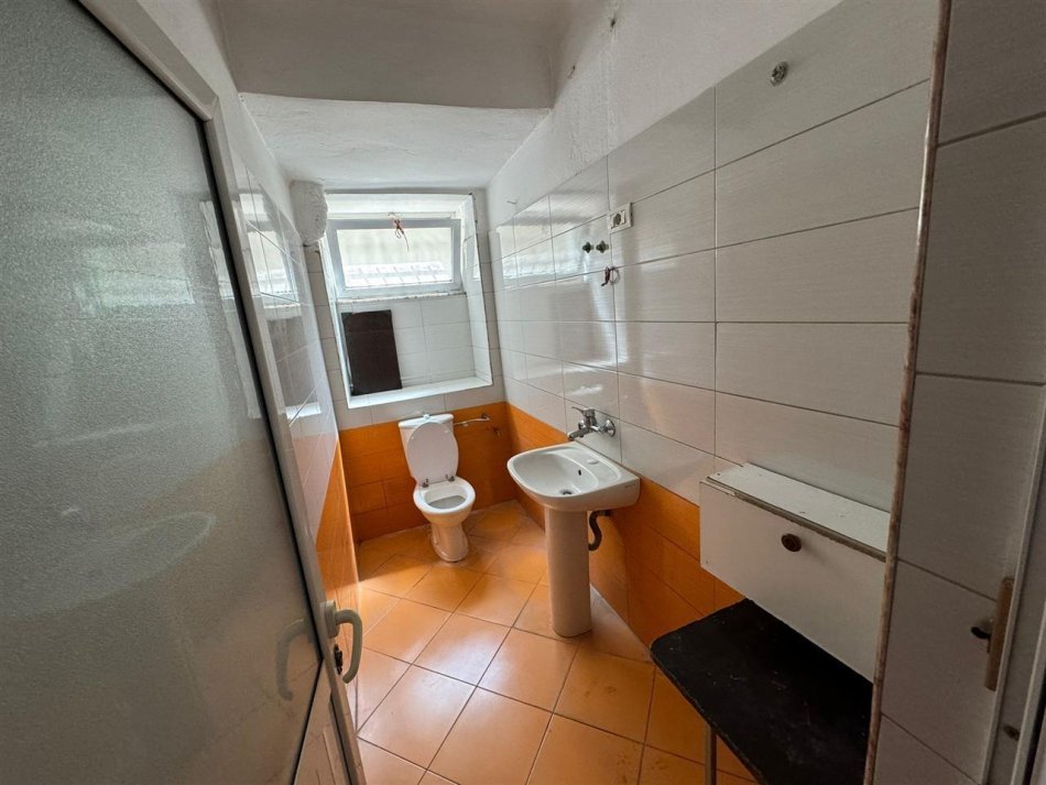 Tirane, jepet me qera ambjent biznesi Kati 0, 32 m² 600 € (Rruga e Durresit)