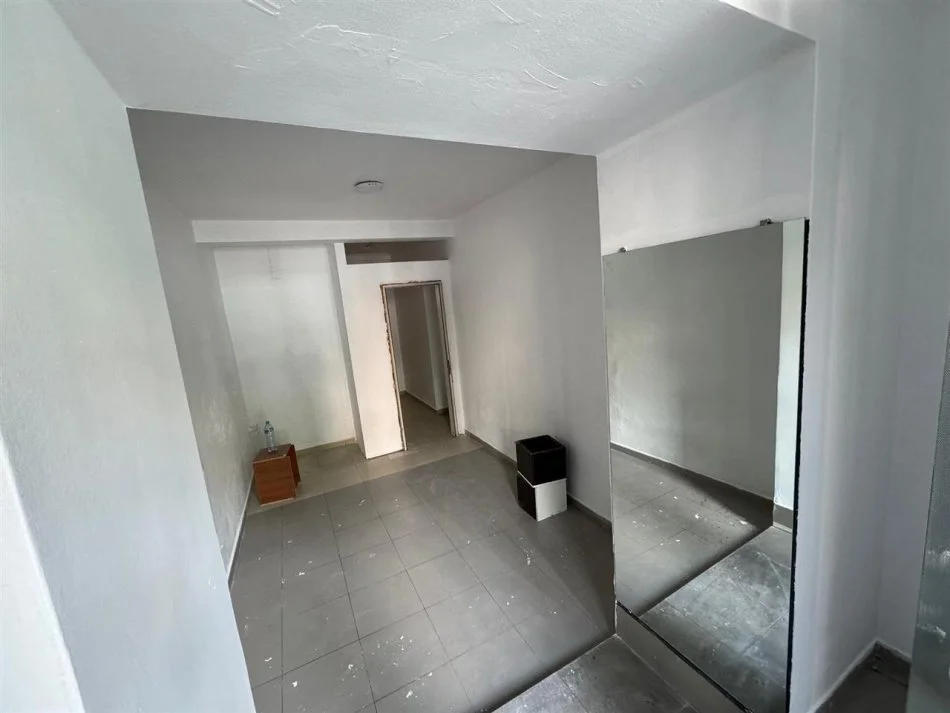 Tirane, jepet me qera ambjent biznesi Kati 0, 32 m² 600 € (Rruga e Durresit)